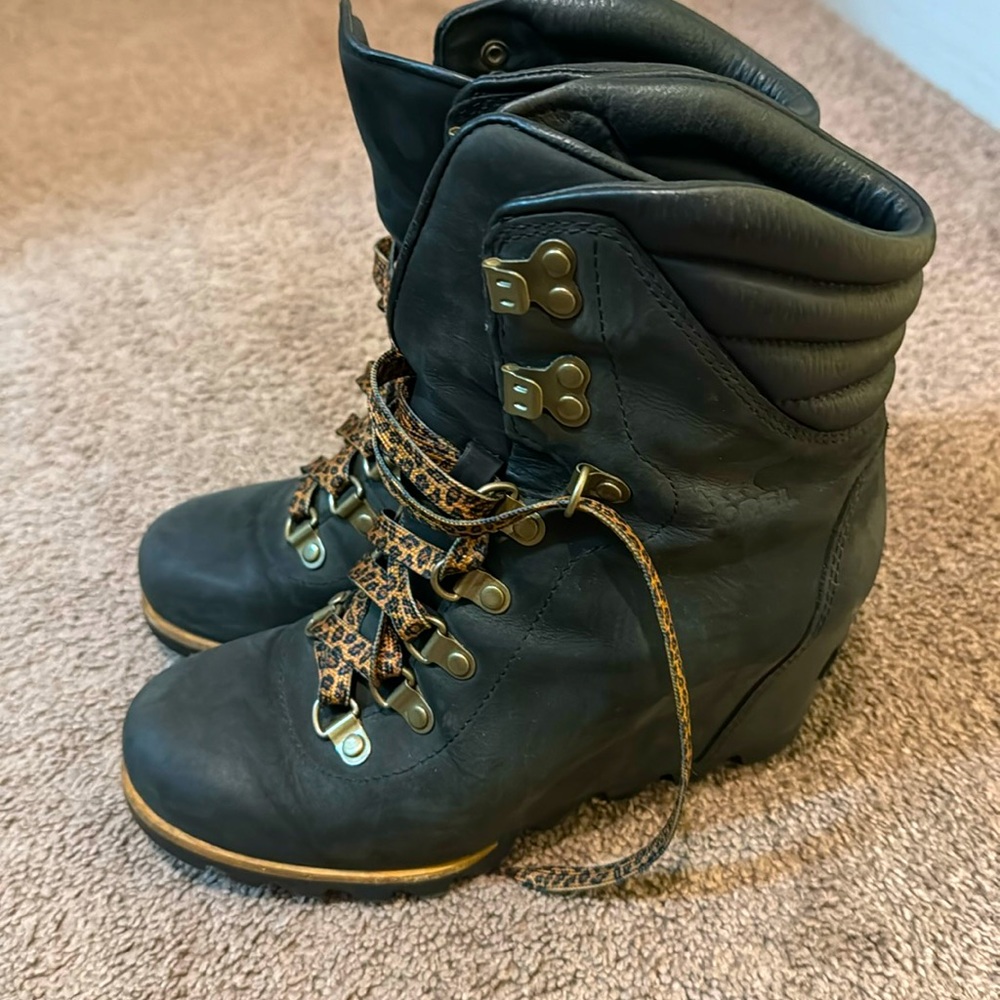 Sorel wedge boots size 7